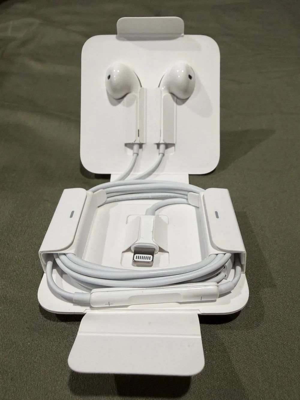 NEW Apple EarPods Lightning Connector Wired Earbuds for iPad and iPhone